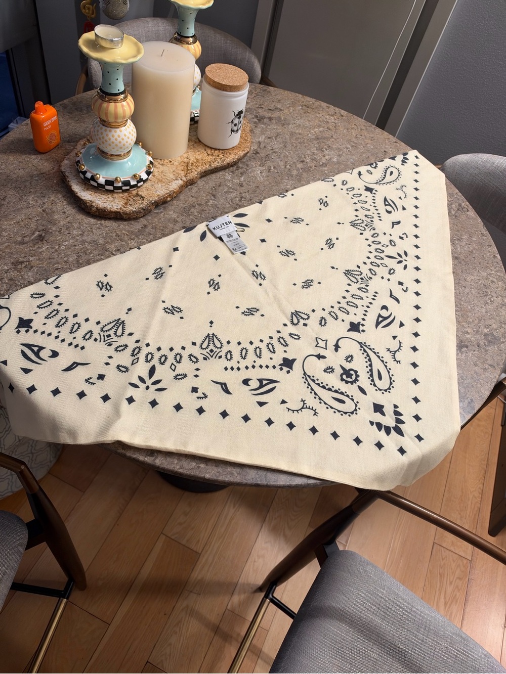 Kujten SMALL BANDANA TIFA ANISE
Small cashmere triangle bandana